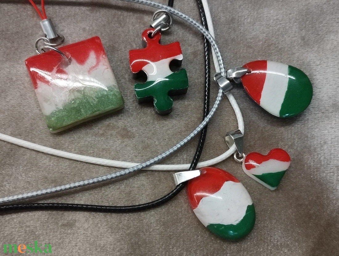 Nemzeti színű medálok - ékszer - nyaklánc - medál - Meska.hu Nemzeti színű medálok - ékszer - nyaklánc - medál - Meska.hu