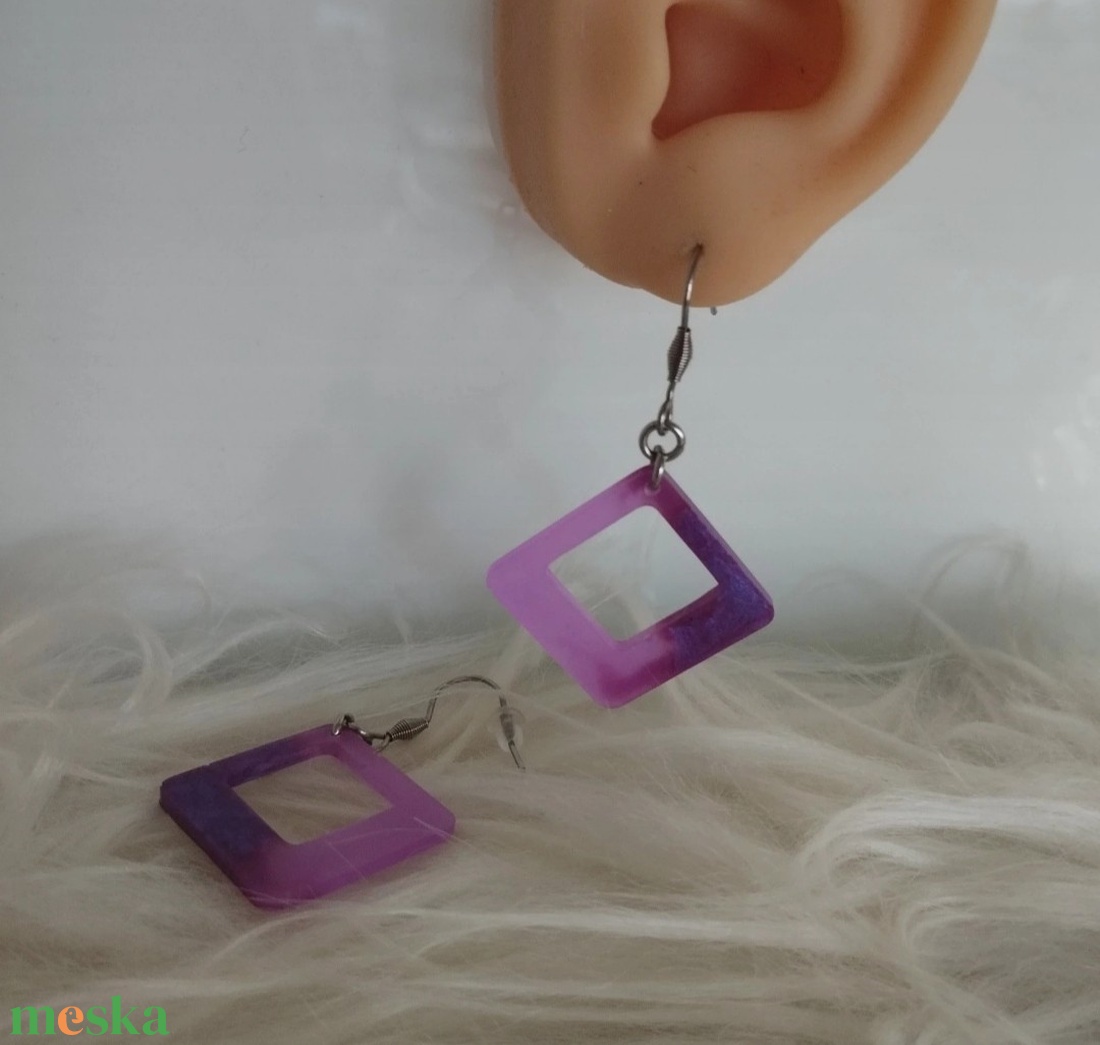 Lila foszforeszkáló füli - ékszer - fülbevaló - lógó fülbevaló - Meska.hu