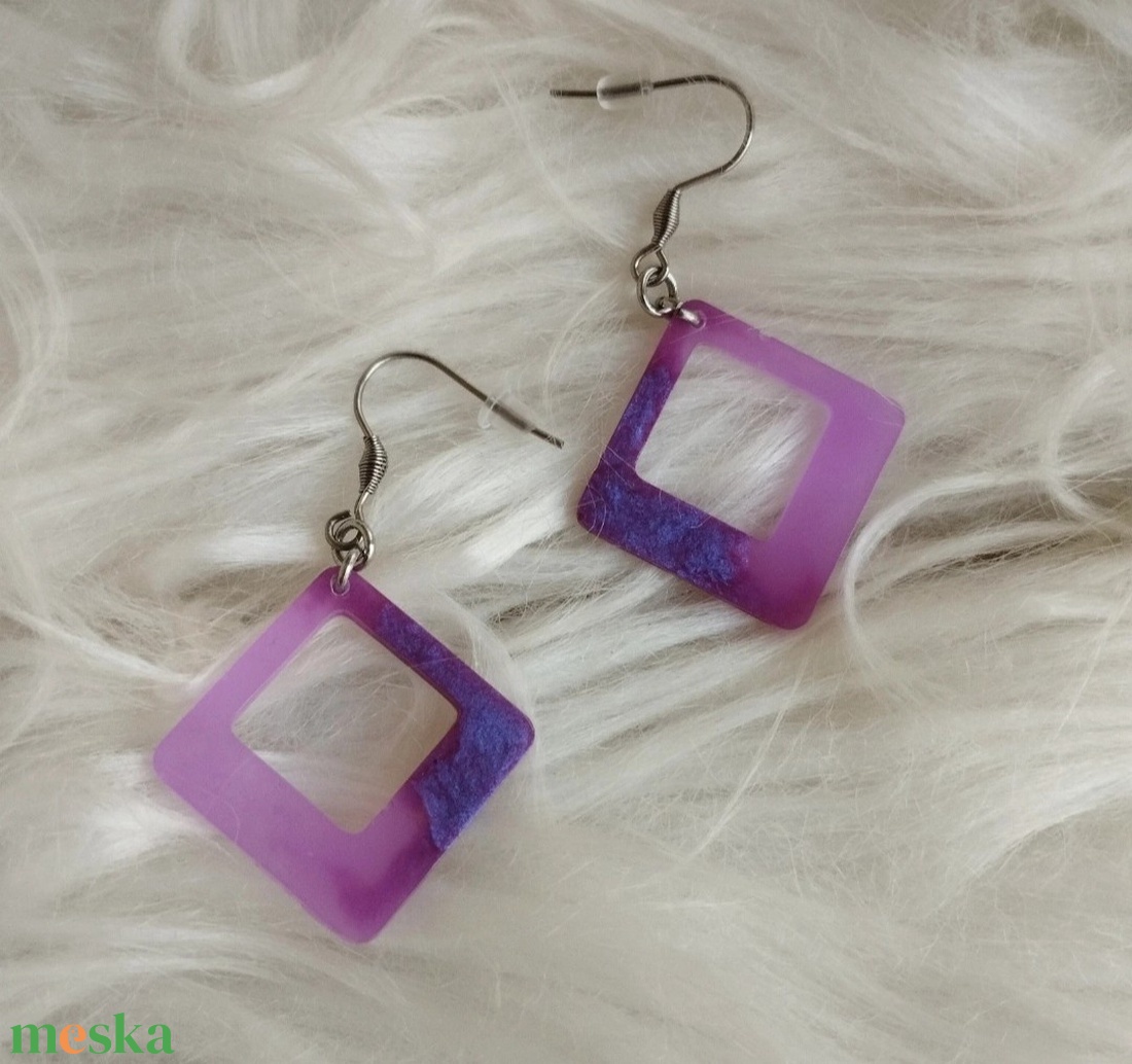Lila foszforeszkáló füli - ékszer - fülbevaló - lógó fülbevaló - Meska.hu