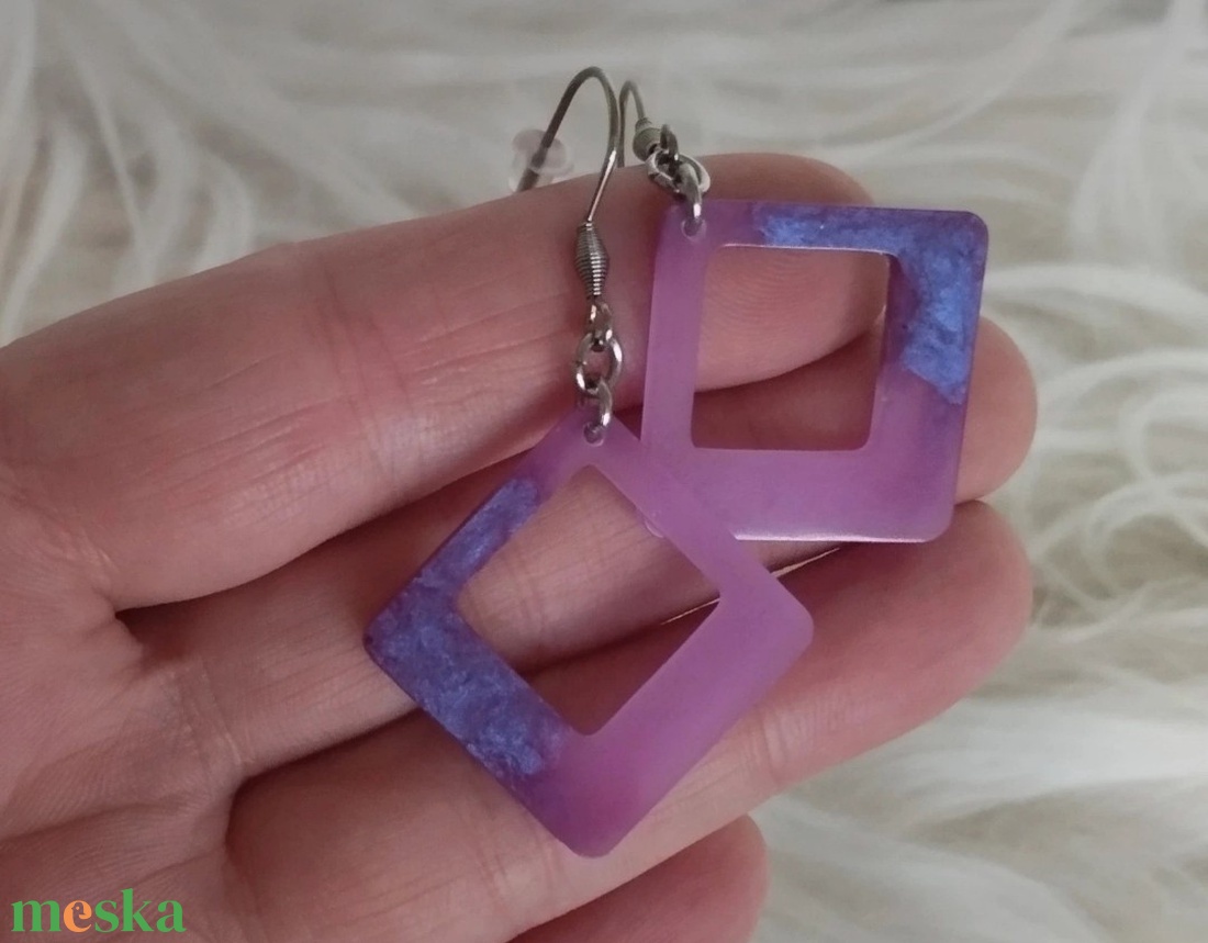 Lila foszforeszkáló füli - ékszer - fülbevaló - lógó fülbevaló - Meska.hu