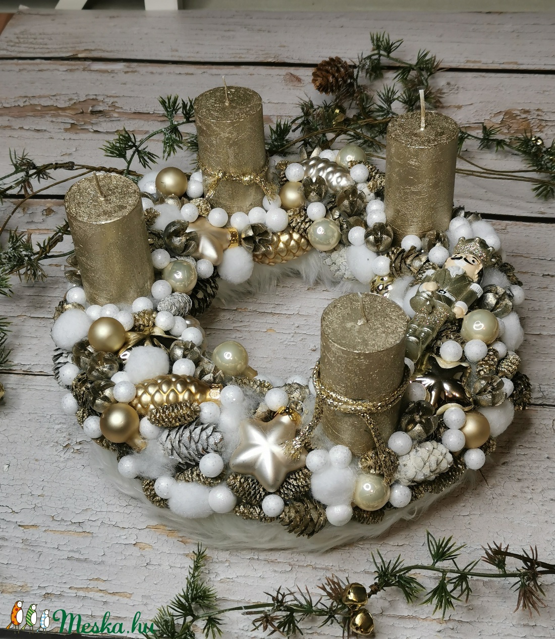 Arany-fehér adventi koszorú diótörővel - karácsony - adventi díszek - adventi koszorú - Meska.hu