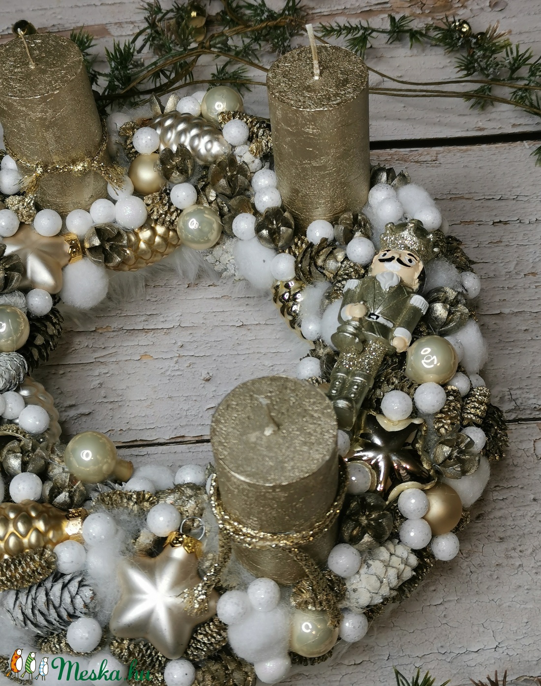Arany-fehér adventi koszorú diótörővel - karácsony - adventi díszek - adventi koszorú - Meska.hu