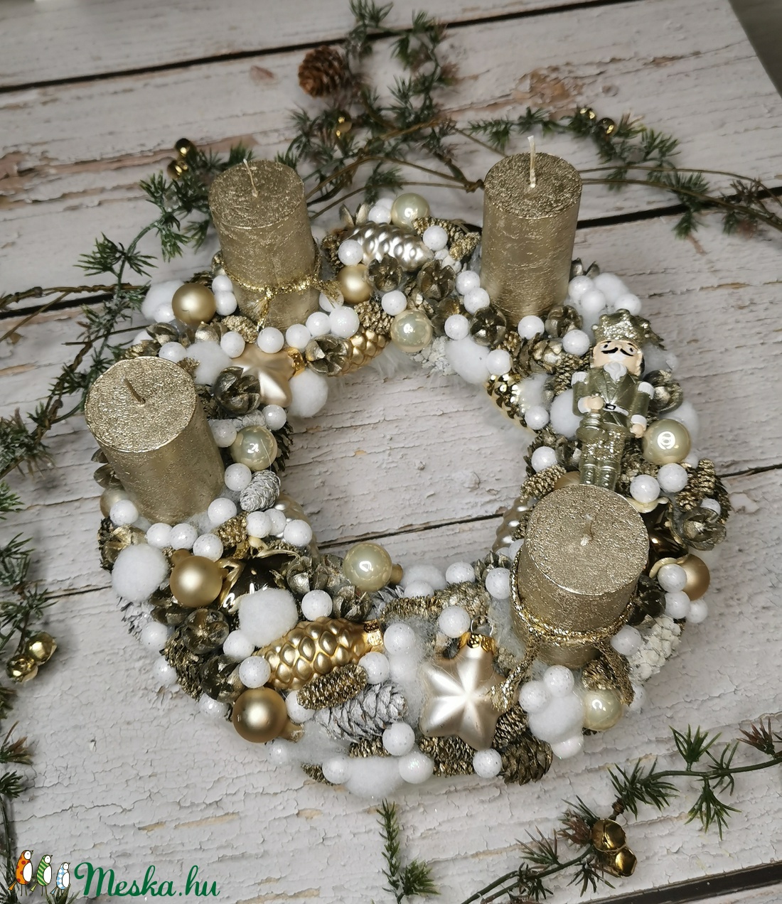 Arany-fehér adventi koszorú diótörővel - karácsony - adventi díszek - adventi koszorú - Meska.hu
