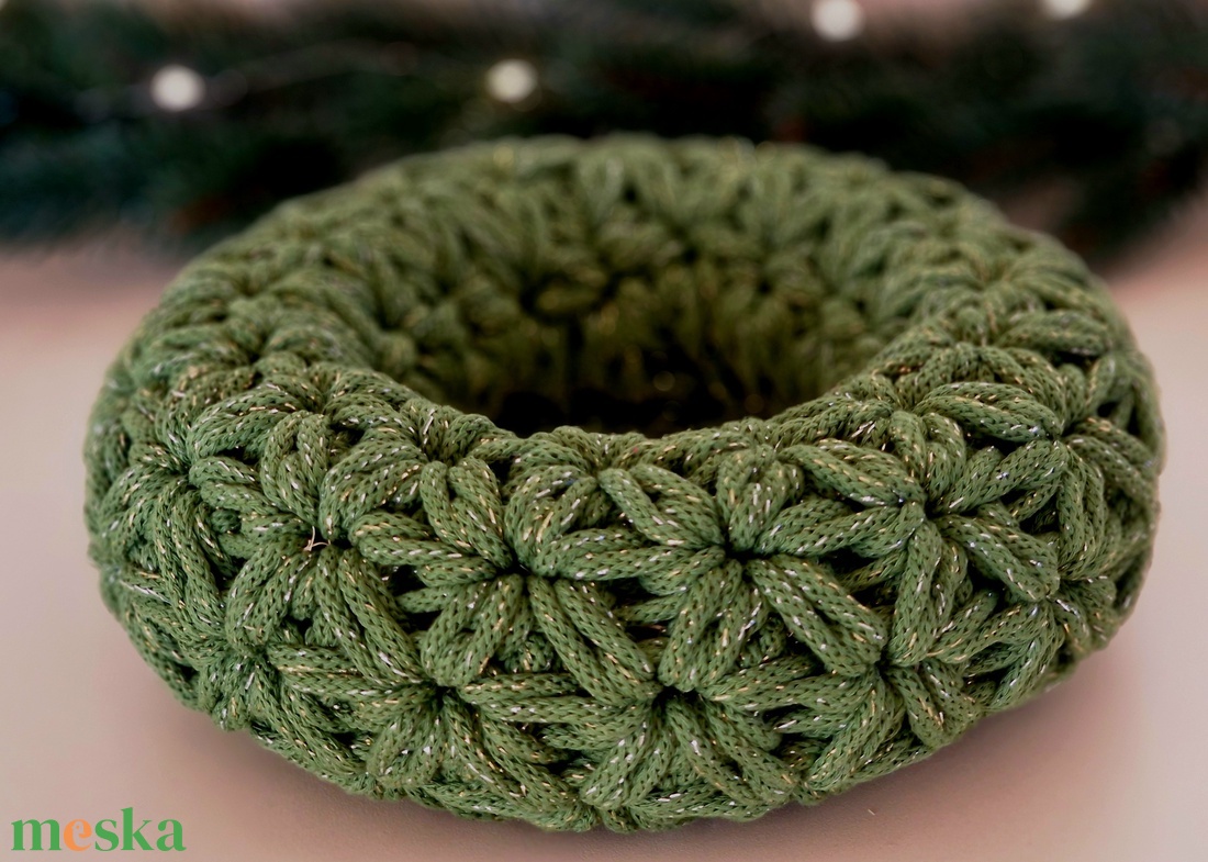  Horgolt koszorú mohazöld csillogós színbenn - karácsony - adventi díszek - adventi koszorú - Meska.hu