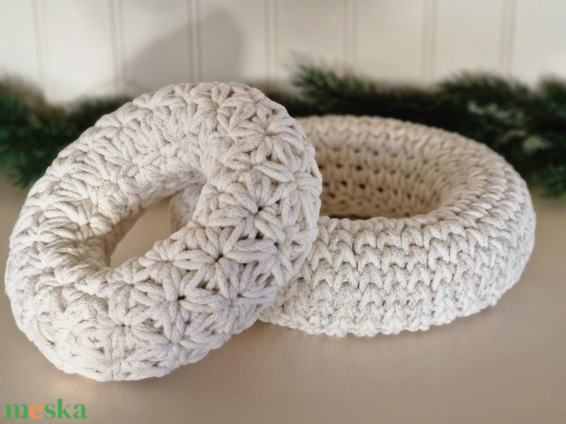  Horgolt koszorú bézs csillogós színben - karácsony - adventi díszek - adventi koszorú - Meska.hu