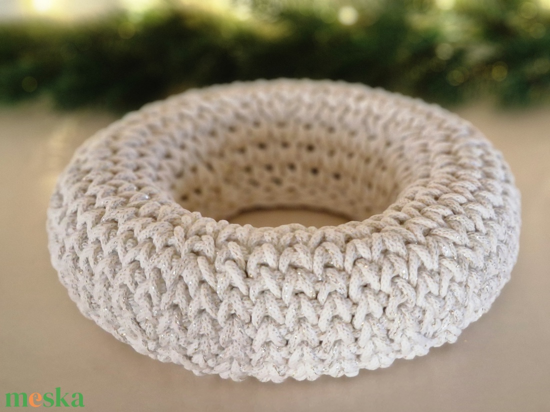  Horgolt koszorú bézs csillogós színben - karácsony - adventi díszek - adventi koszorú - Meska.hu