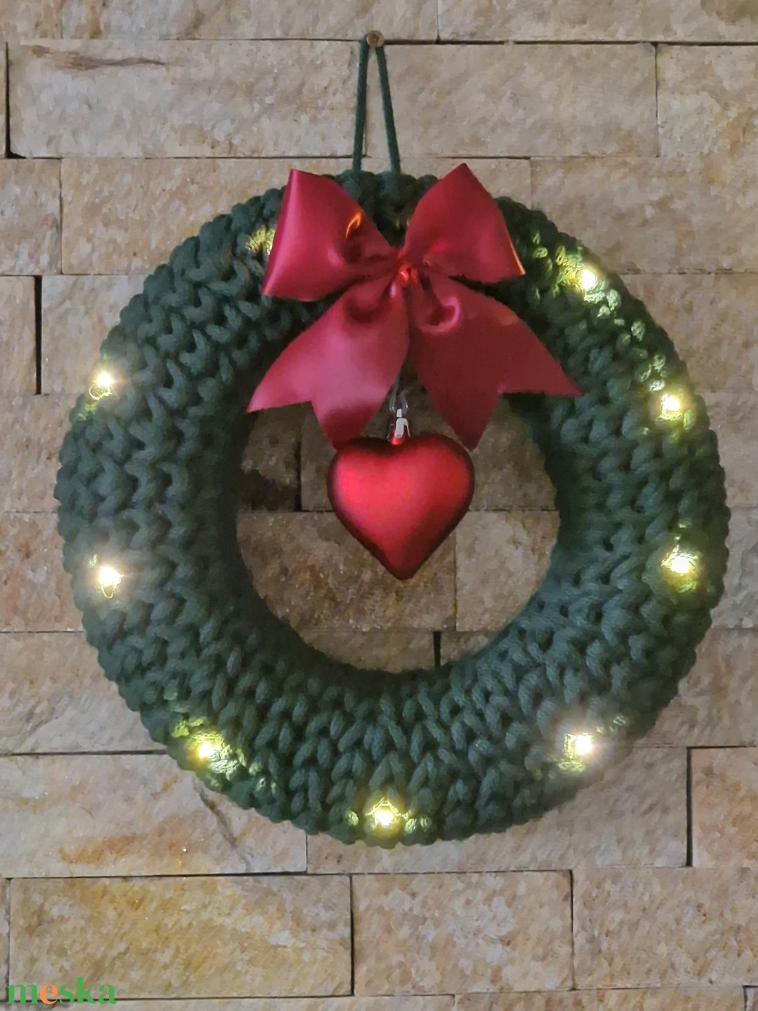  Horgolt fenyőzöld kopogtató LED-es fényfüzérrel - karácsony - karácsonyi lakásdekoráció - karácsonyi ajtódíszek - Meska.hu