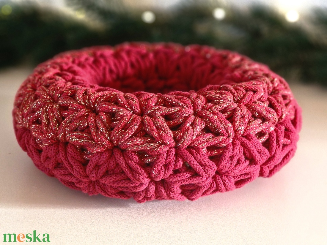  Horgolt koszorú piros csillogós színbenn - karácsony - adventi díszek - adventi koszorú - Meska.hu