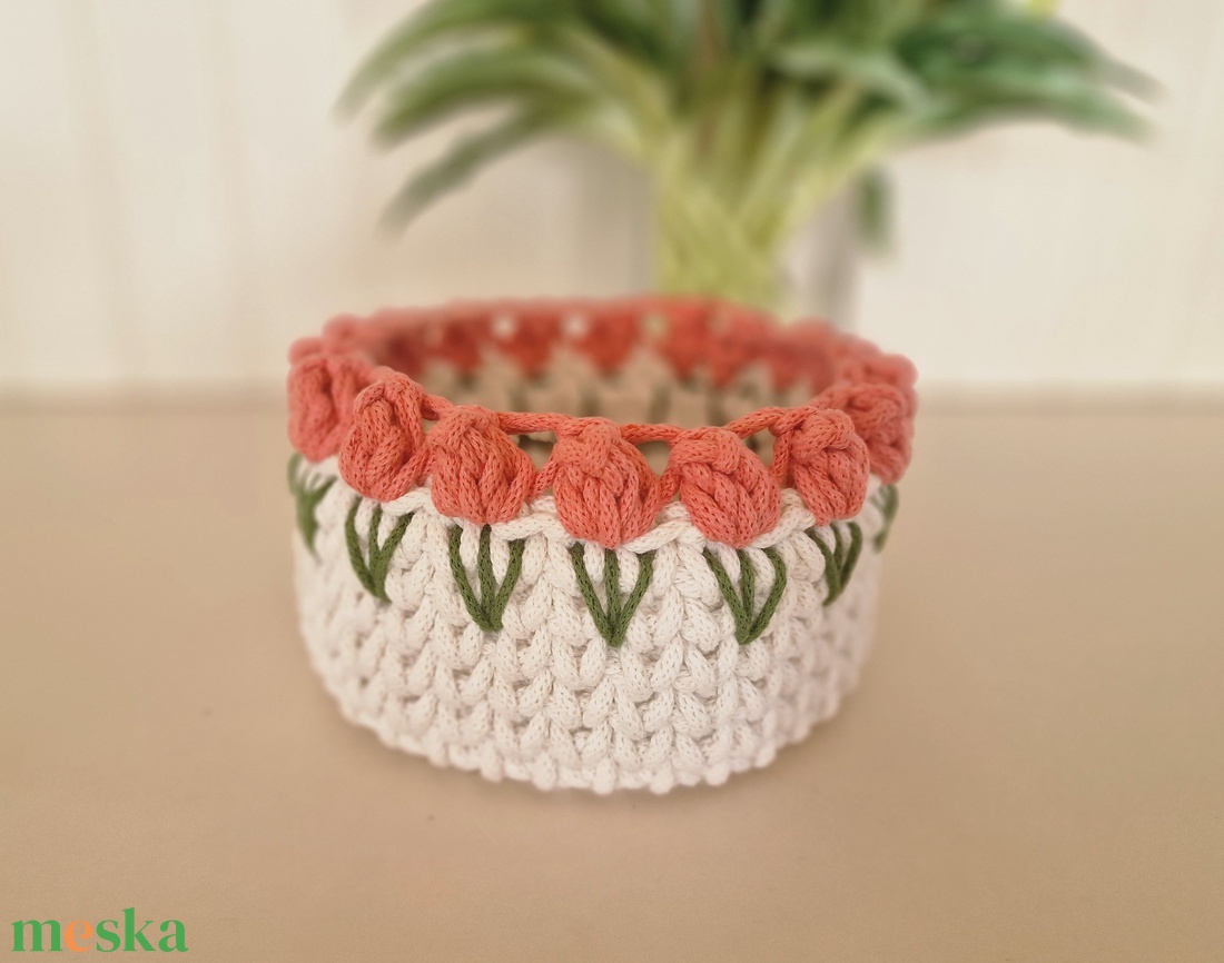 Horgolt tulipános kosár, lazac-ekrü  - otthon & életmód - tárolás & rendszerezés - tárolókosár - Meska.hu