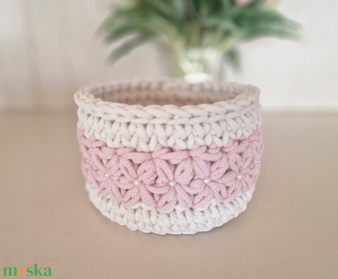 Horgolt kosár virágmintával, gyöngyökkel  - otthon & életmód - tárolás & rendszerezés - tárolókosár - Meska.hu
