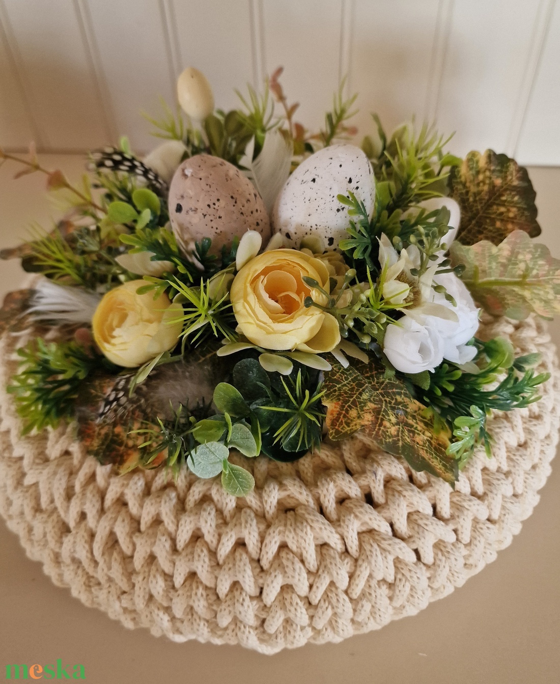  Horgolt tavaszi, húsvéti koszorú vanília színben - otthon & életmód - virágdekoráció - virágdíszek - dekor koszorúk, kopogtatók - Meska.hu