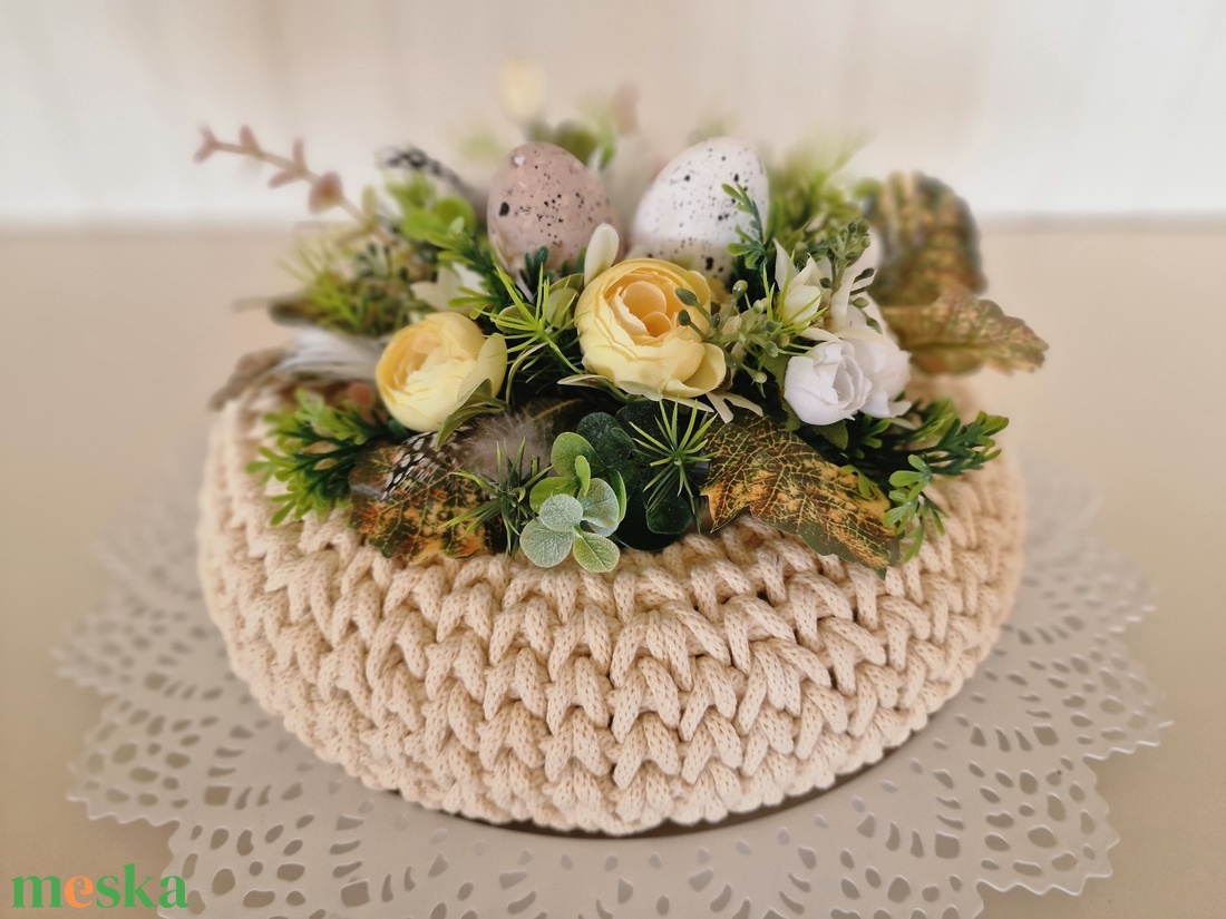  Horgolt tavaszi, húsvéti koszorú vanília színben - otthon & életmód - virágdekoráció - virágdíszek - dekor koszorúk, kopogtatók - Meska.hu