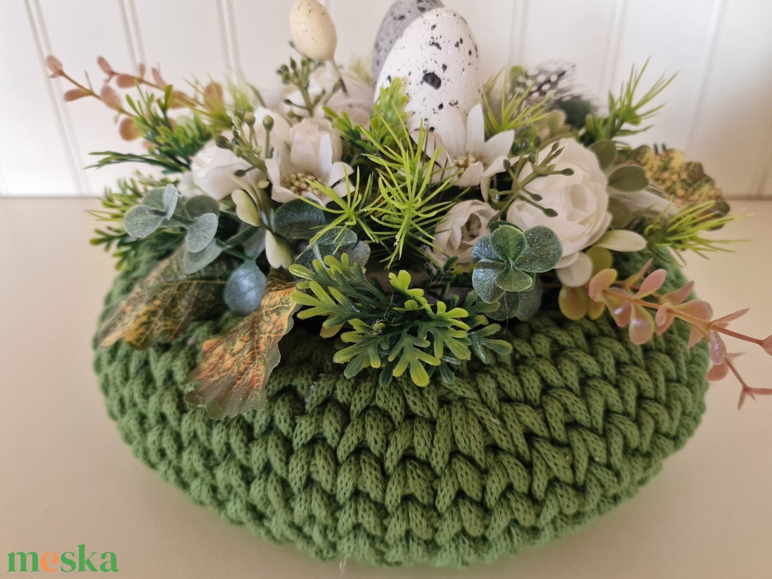 Horgolt tavaszi, húsvéti koszorú mohazöld színben - otthon & életmód - virágdekoráció - virágdíszek - dekor koszorúk, kopogtatók - Meska.hu