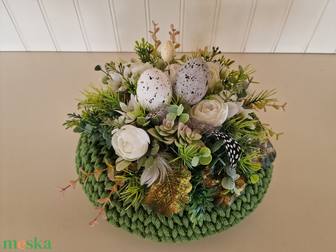  Horgolt tavaszi, húsvéti koszorú mohazöld színben - otthon & életmód - virágdekoráció - virágdíszek - dekor koszorúk, kopogtatók - Meska.hu