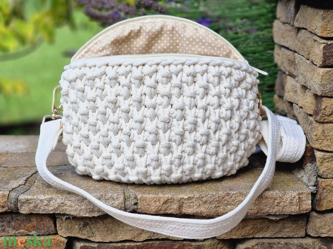 Horgolt táska/crossbody-ekrü alap, aranyló bogyók - táska & tok - övtáska - Meska.hu