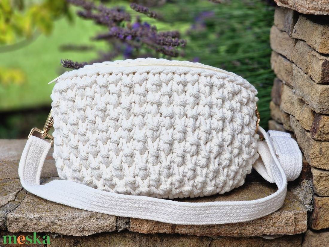 Horgolt táska/crossbody-ekrü alap, aranyló bogyók - táska & tok - övtáska - Meska.hu