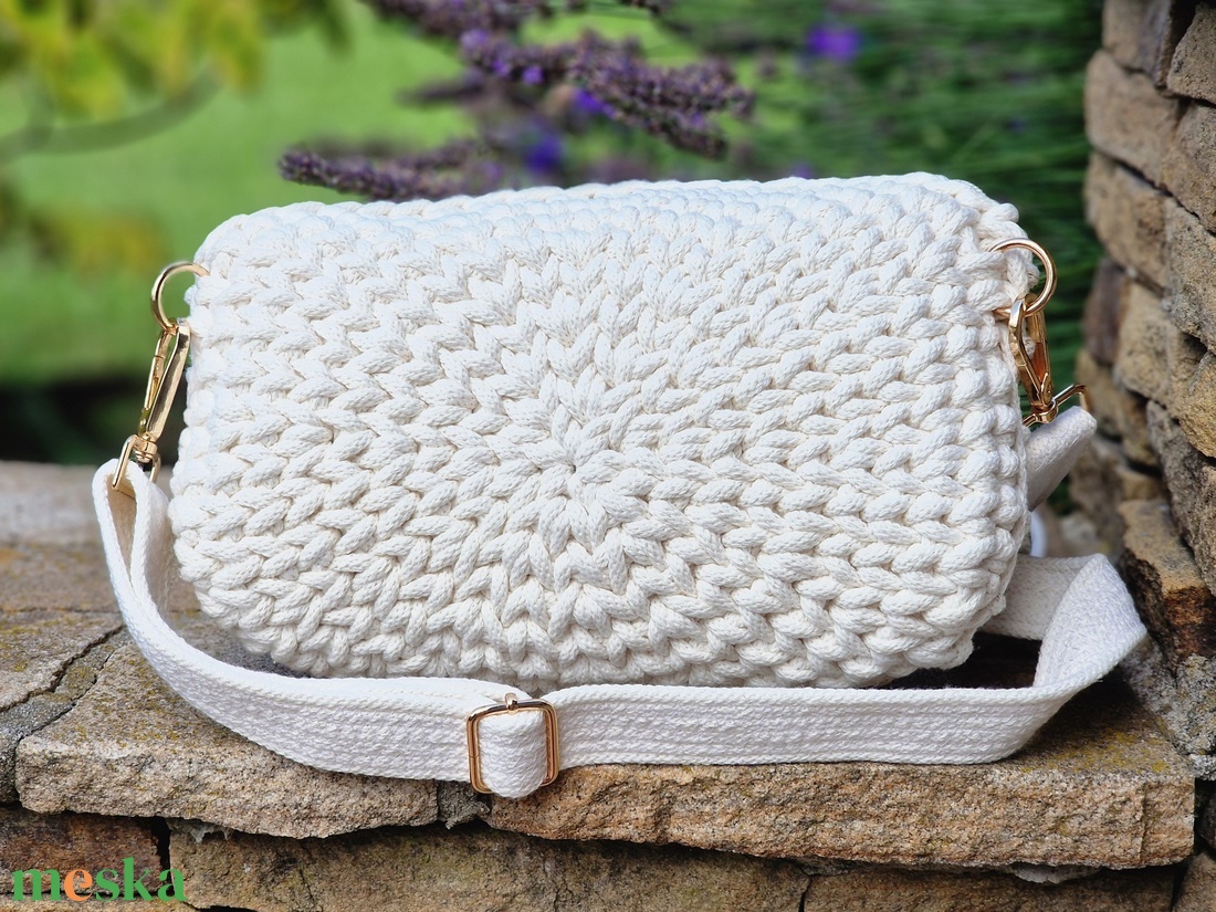 Horgolt táska/crossbody-ekrü alap, aranyló bogyók - táska & tok - övtáska - Meska.hu