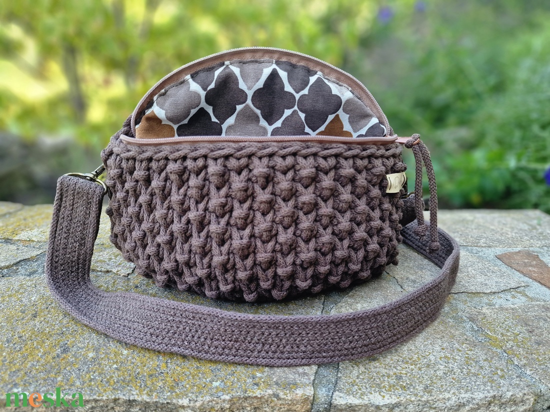 Horgolt, kávébarna válltáska/crossbody táska egyedi béléssel - táska & tok - kézitáska & válltáska - vállon átvethető táska - Meska.hu