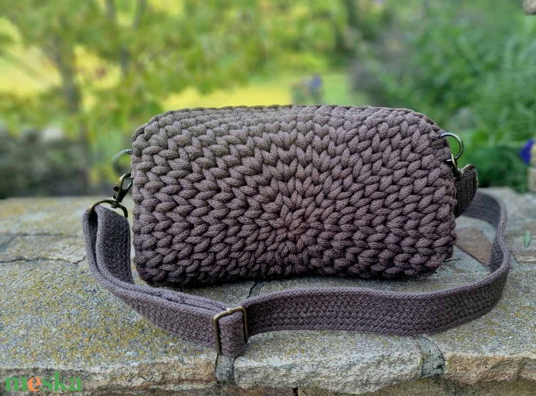 Horgolt, kávébarna válltáska/crossbody táska egyedi béléssel - táska & tok - kézitáska & válltáska - vállon átvethető táska - Meska.hu