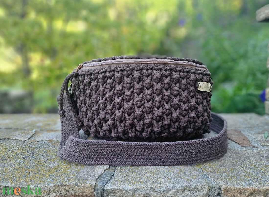 Horgolt, kávébarna válltáska/crossbody táska egyedi béléssel - táska & tok - kézitáska & válltáska - vállon átvethető táska - Meska.hu