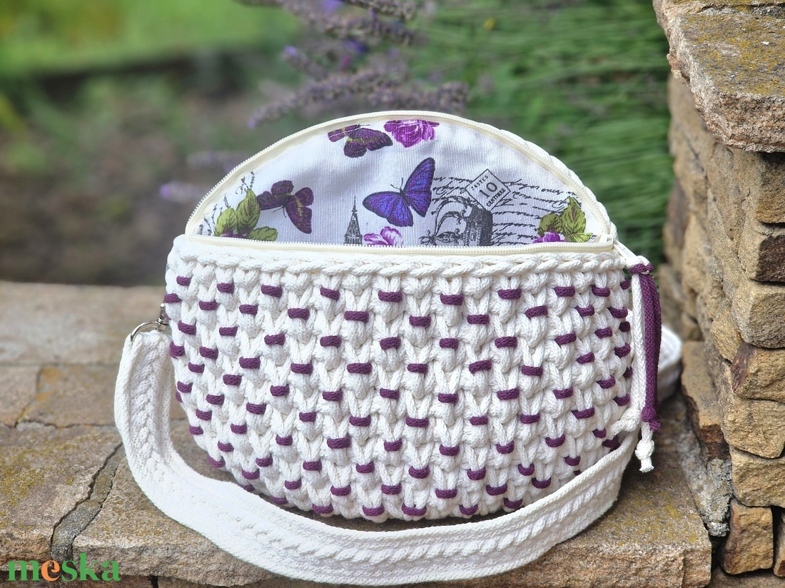 Kézzel horgolt, ekrü-mályva bogyós válltáska/crossbody pillangós béléssel - táska & tok - kézitáska & válltáska - vállon átvethető táska - Meska.hu