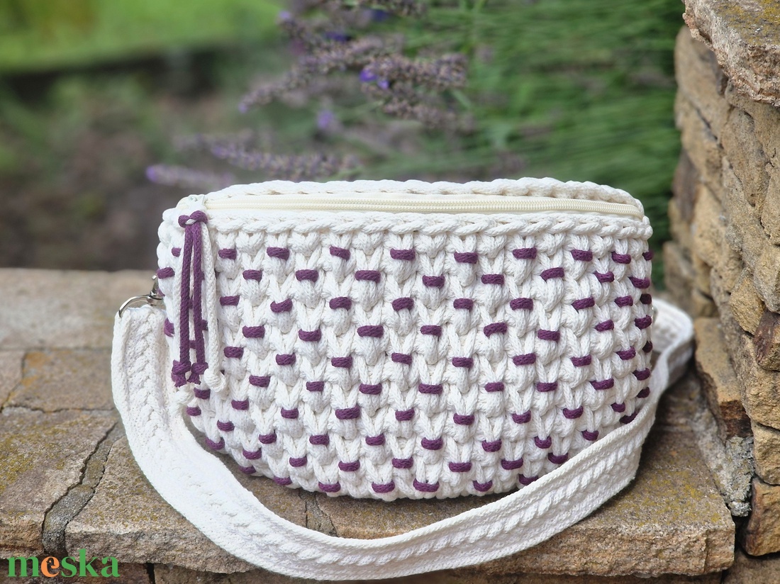 Kézzel horgolt, ekrü-mályva bogyós válltáska/crossbody pillangós béléssel - táska & tok - kézitáska & válltáska - vállon átvethető táska - Meska.hu