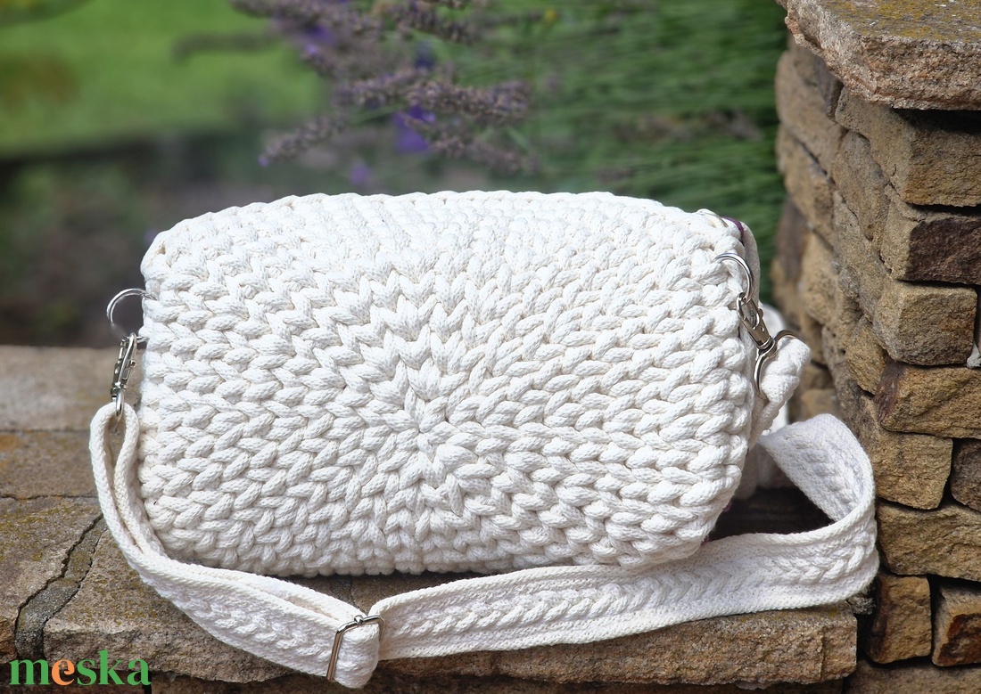 Kézzel horgolt, ekrü-mályva bogyós válltáska/crossbody pillangós béléssel - táska & tok - kézitáska & válltáska - vállon átvethető táska - Meska.hu