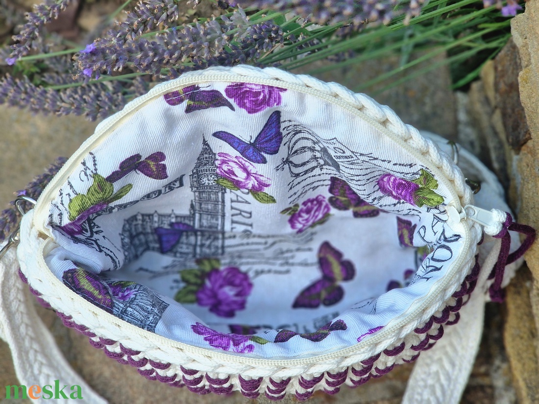 Kézzel horgolt, ekrü-mályva bogyós válltáska/crossbody pillangós béléssel - táska & tok - kézitáska & válltáska - vállon átvethető táska - Meska.hu