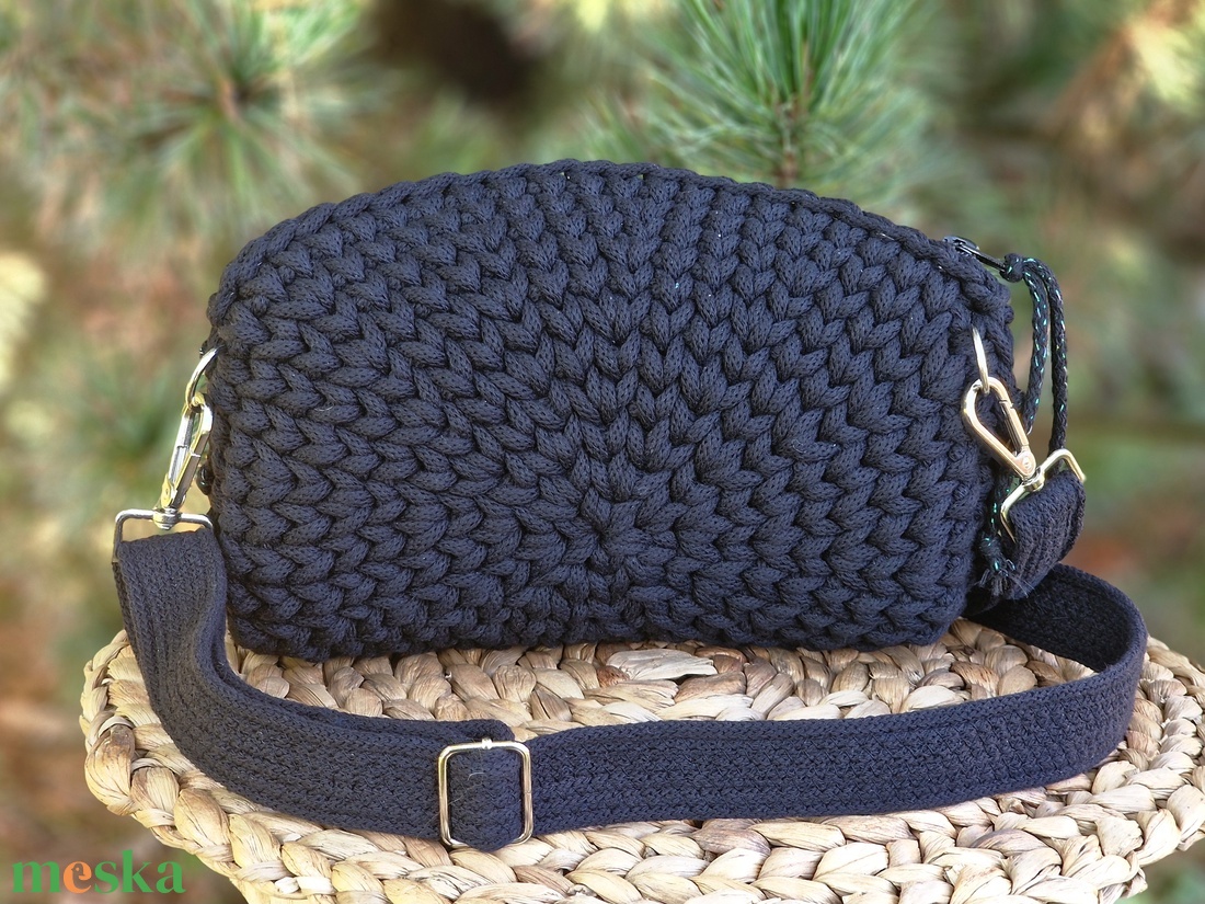 Fekete horgolt  crossbody táska kékeszöld csillogással - táska & tok - kézitáska & válltáska - vállon átvethető táska - Meska.hu