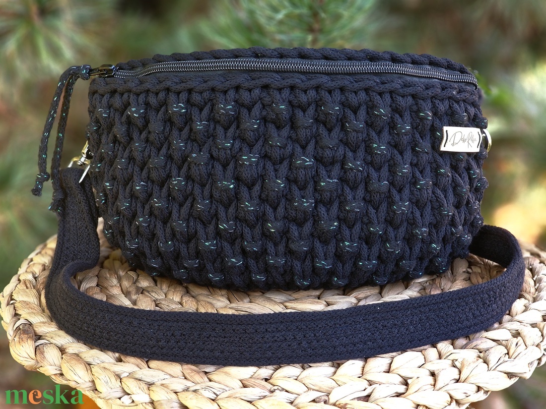 Fekete horgolt  crossbody táska kékeszöld csillogással - táska & tok - kézitáska & válltáska - vállon átvethető táska - Meska.hu