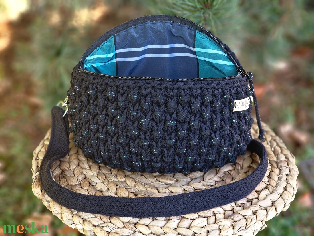 Fekete horgolt  crossbody táska kékeszöld csillogással - táska & tok - kézitáska & válltáska - vállon átvethető táska - Meska.hu