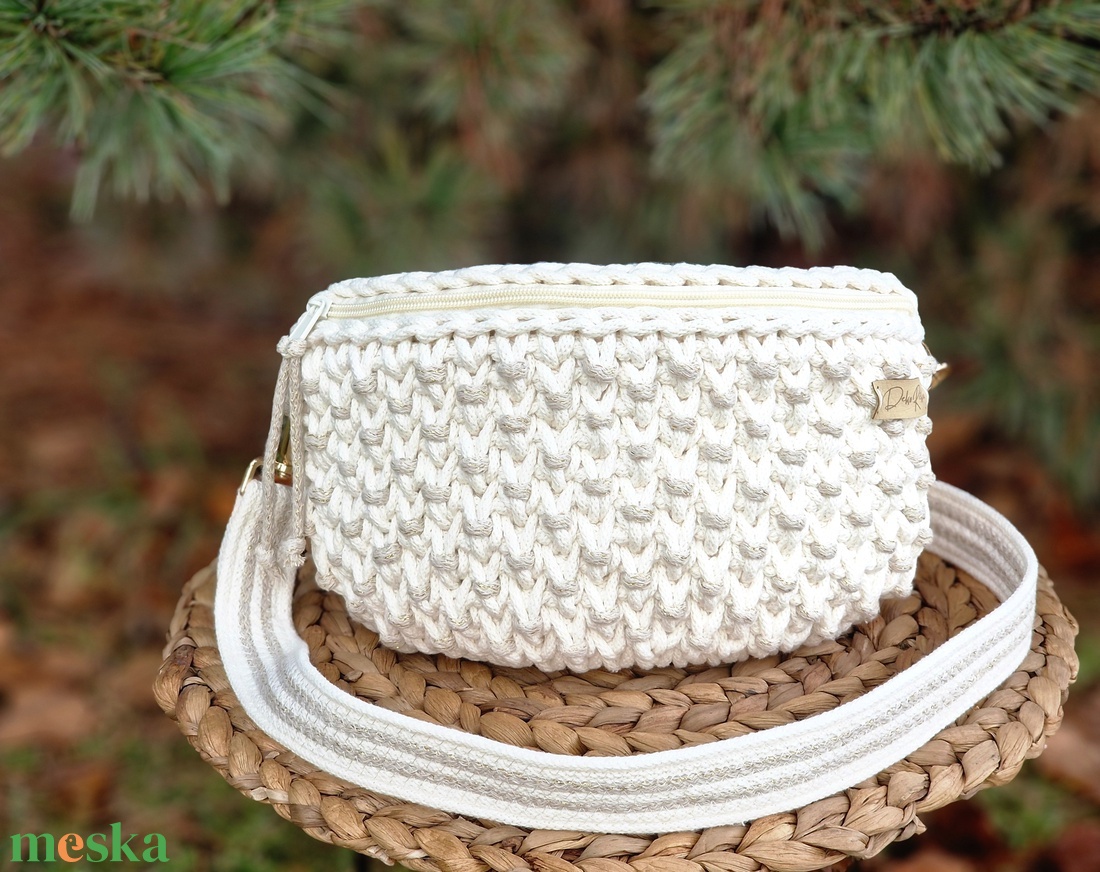 Ekrü horgolt  crossbody táska aranyos csillogással - táska & tok - kézitáska & válltáska - vállon átvethető táska - Meska.hu