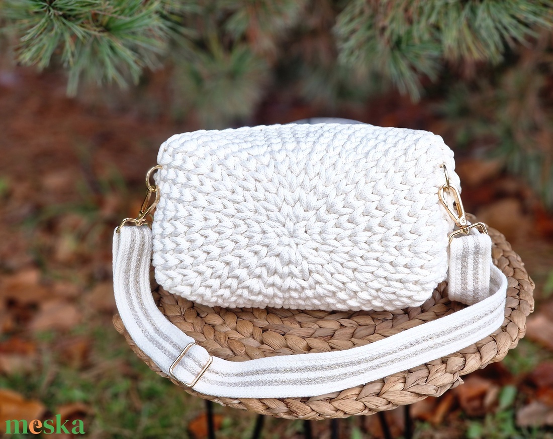 Ekrü horgolt  crossbody táska aranyos csillogással - táska & tok - kézitáska & válltáska - vállon átvethető táska - Meska.hu