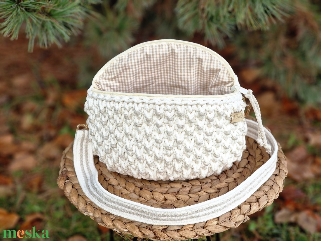 Ekrü horgolt  crossbody táska aranyos csillogással - táska & tok - kézitáska & válltáska - vállon átvethető táska - Meska.hu