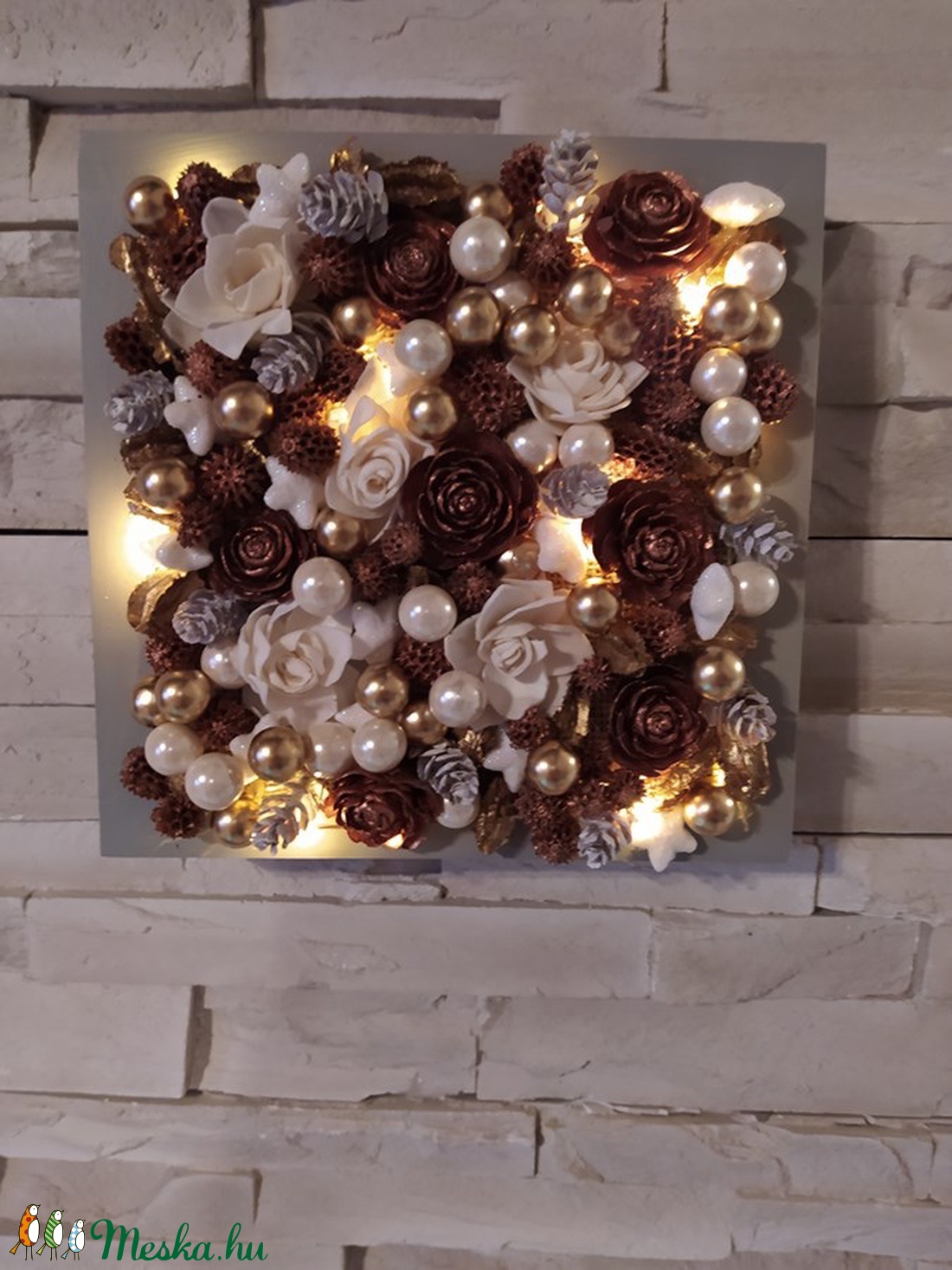 Karácsonyi led világításos 3D-s dekoráció, arany-bronz-fehér színvilágban, asztali vagy fali dísz. Mérete: 20x20 cm, mél - otthon & életmód - dekoráció - kép & falikép - Meska.hu