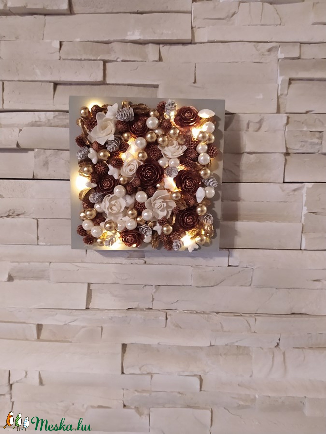 Karácsonyi led világításos 3D-s dekoráció, arany-bronz-fehér színvilágban, asztali vagy fali dísz. Mérete: 20x20 cm, mél - otthon & életmód - dekoráció - kép & falikép - Meska.hu