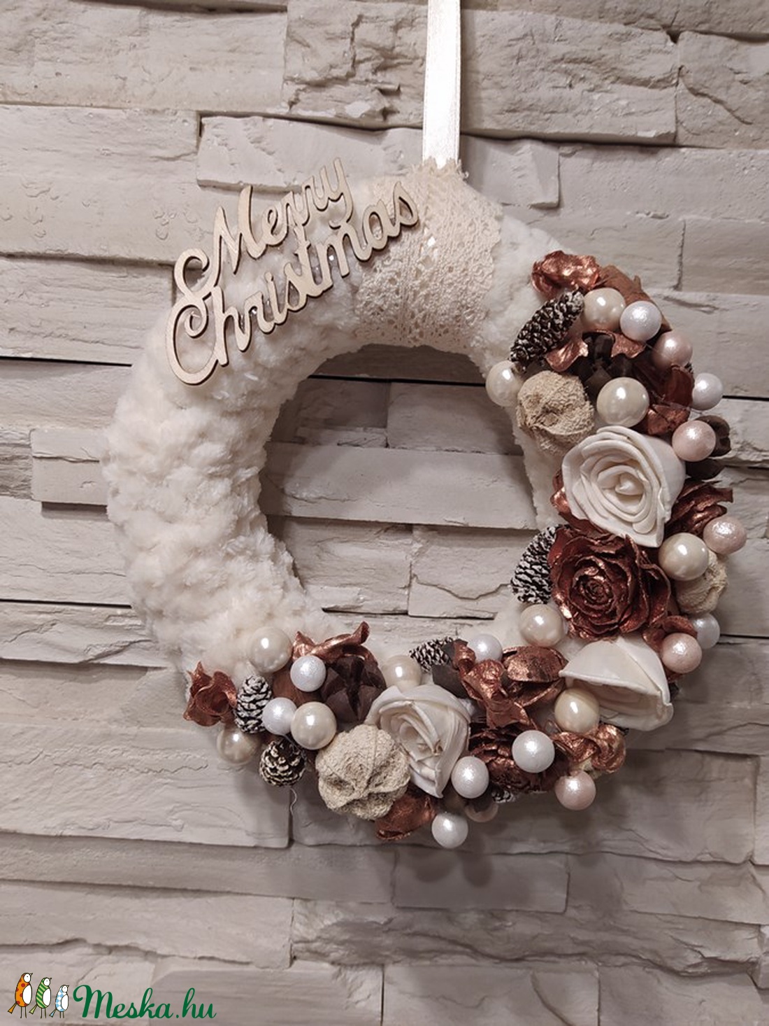 Karácsonyi ajtódísz, kopogtató, pihe puha szőrmés alapon réz-fehér dekorációval. 20cm - karácsony - Meska.hu