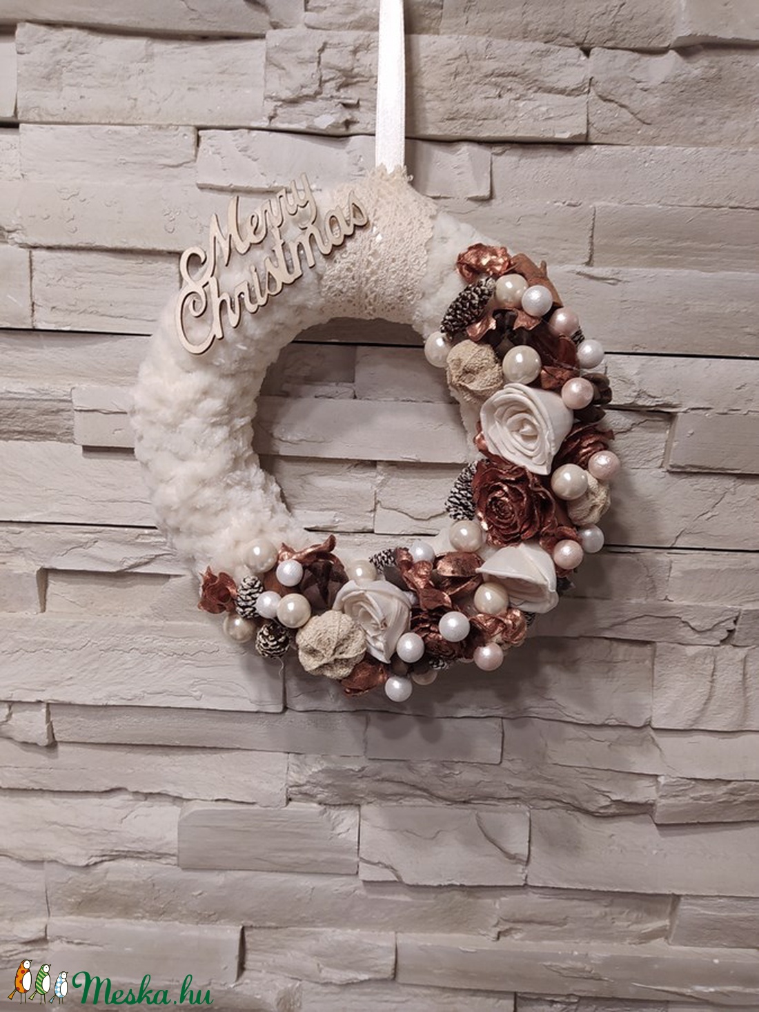 Karácsonyi ajtódísz, kopogtató, pihe puha szőrmés alapon réz-fehér dekorációval. 20cm - karácsony - Meska.hu