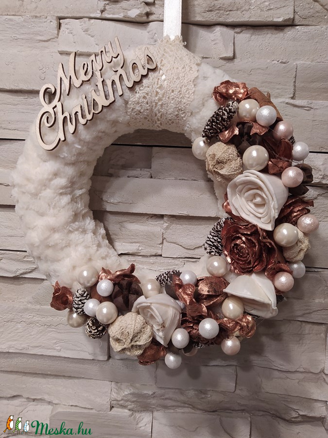 Karácsonyi ajtódísz, kopogtató, pihe puha szőrmés alapon réz-fehér dekorációval. 20cm - karácsony - Meska.hu