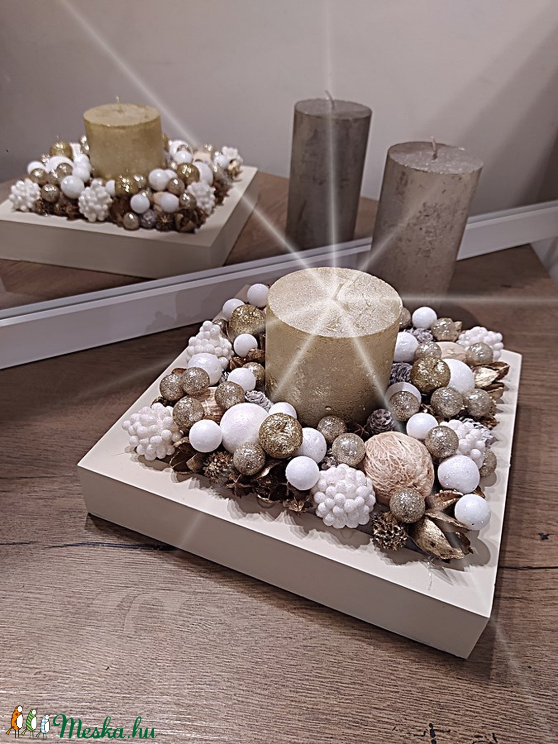 Karácsonyi asztali dekoráció gyertyával, arany-fehér színben   - karácsony - karácsonyi lakásdekoráció - Meska.hu