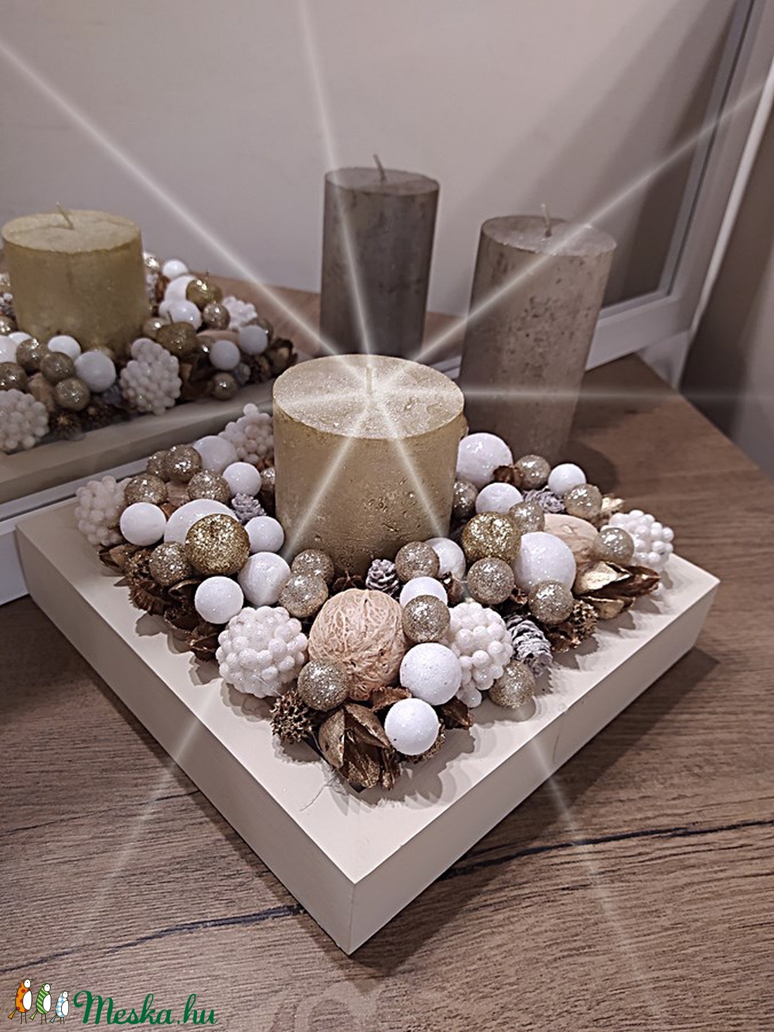 Karácsonyi asztali dekoráció gyertyával, arany-fehér színben   - karácsony - karácsonyi lakásdekoráció - Meska.hu