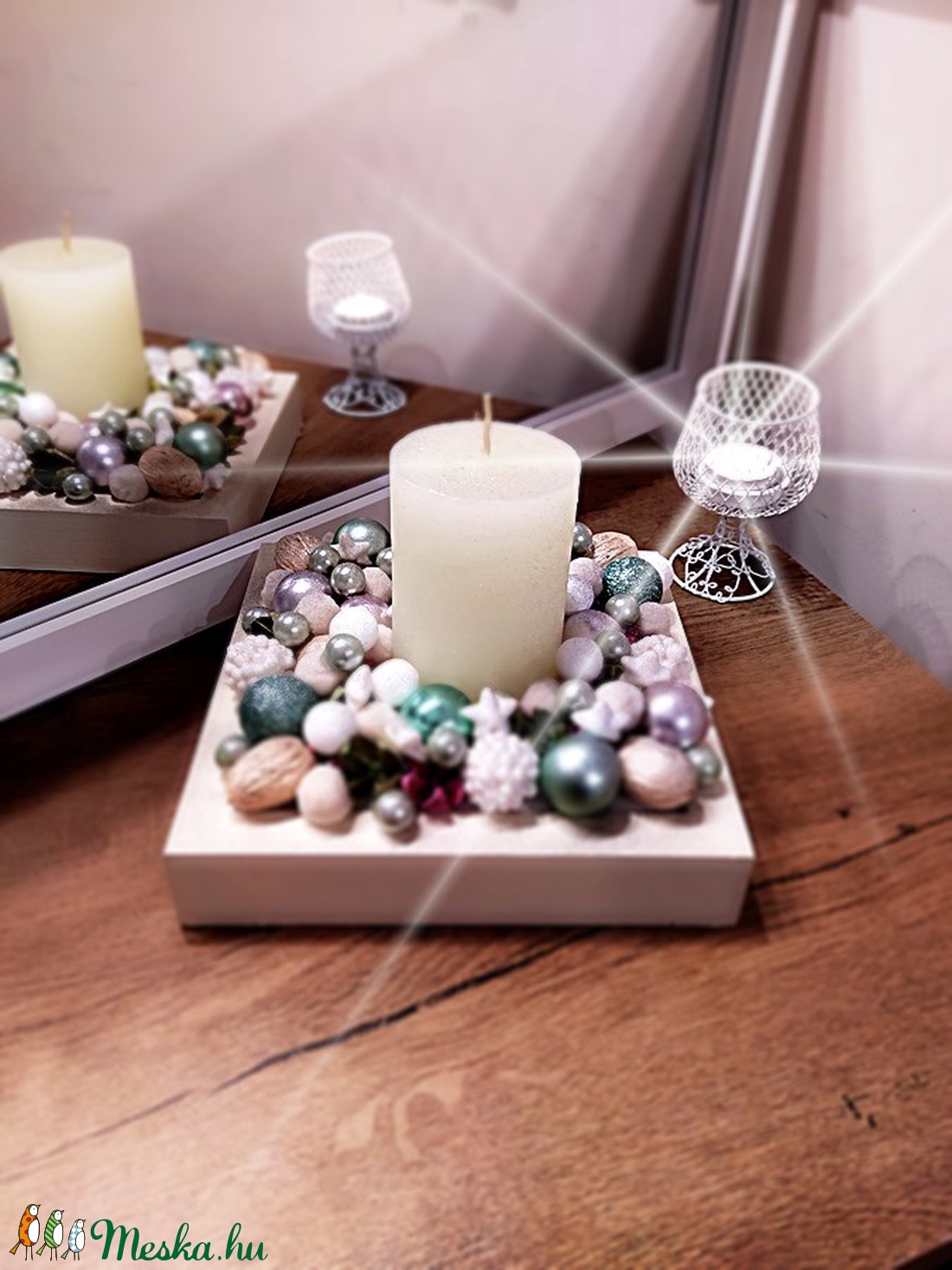 Karácsonyi asztali dekoráció gyertyával, halvány pasztell zöldes színben   - karácsony - karácsonyi lakásdekoráció - Meska.hu