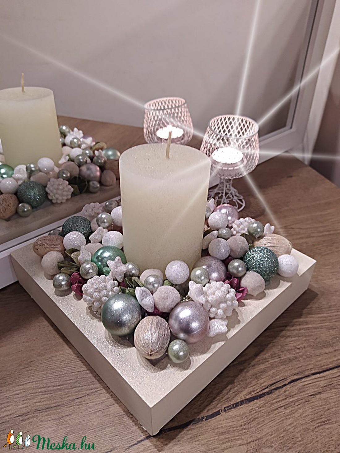 Karácsonyi asztali dekoráció gyertyával, halvány pasztell zöldes színben   - karácsony - karácsonyi lakásdekoráció - Meska.hu