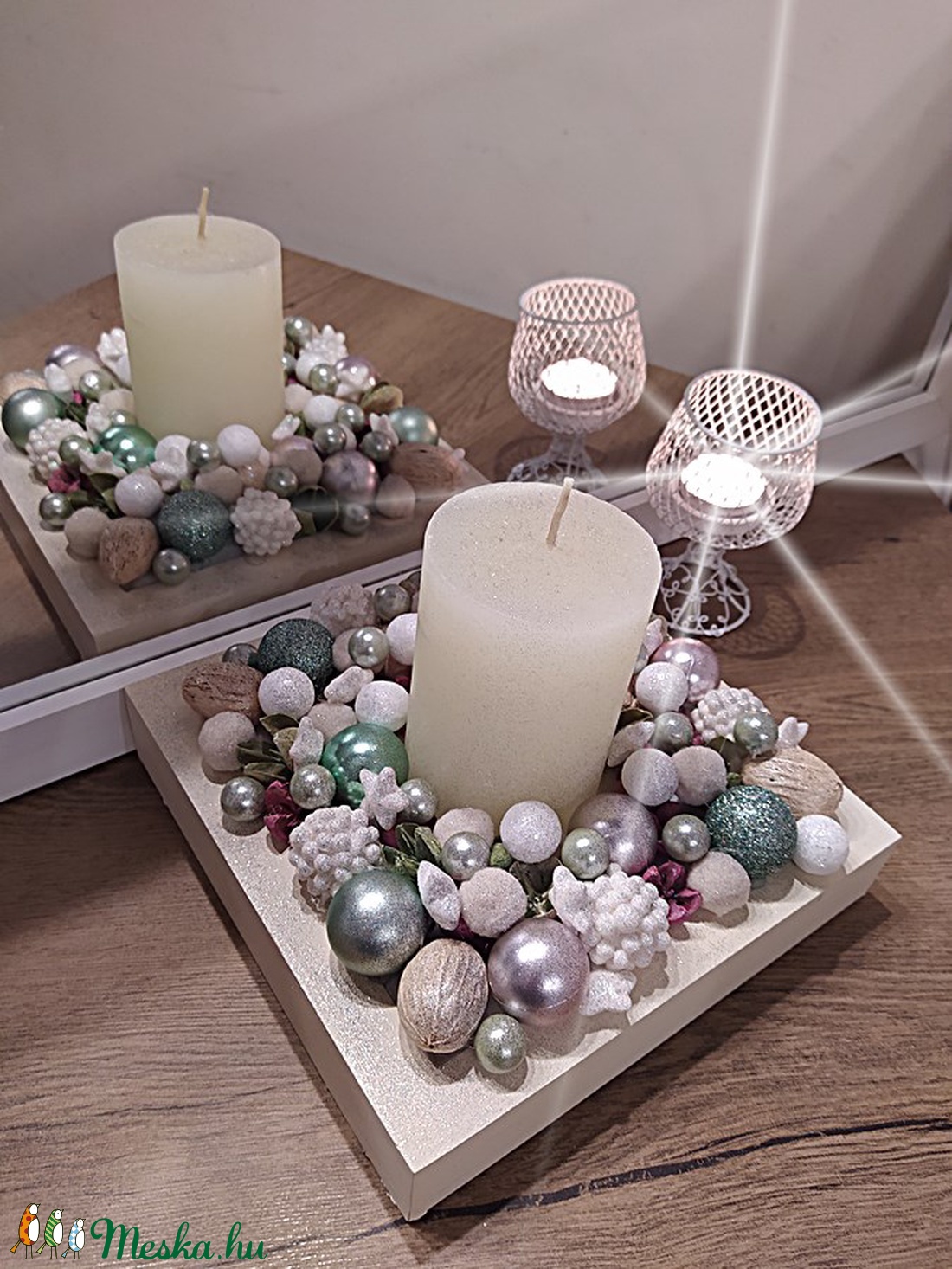 Karácsonyi asztali dekoráció gyertyával, halvány pasztell zöldes színben   - karácsony - karácsonyi lakásdekoráció - Meska.hu