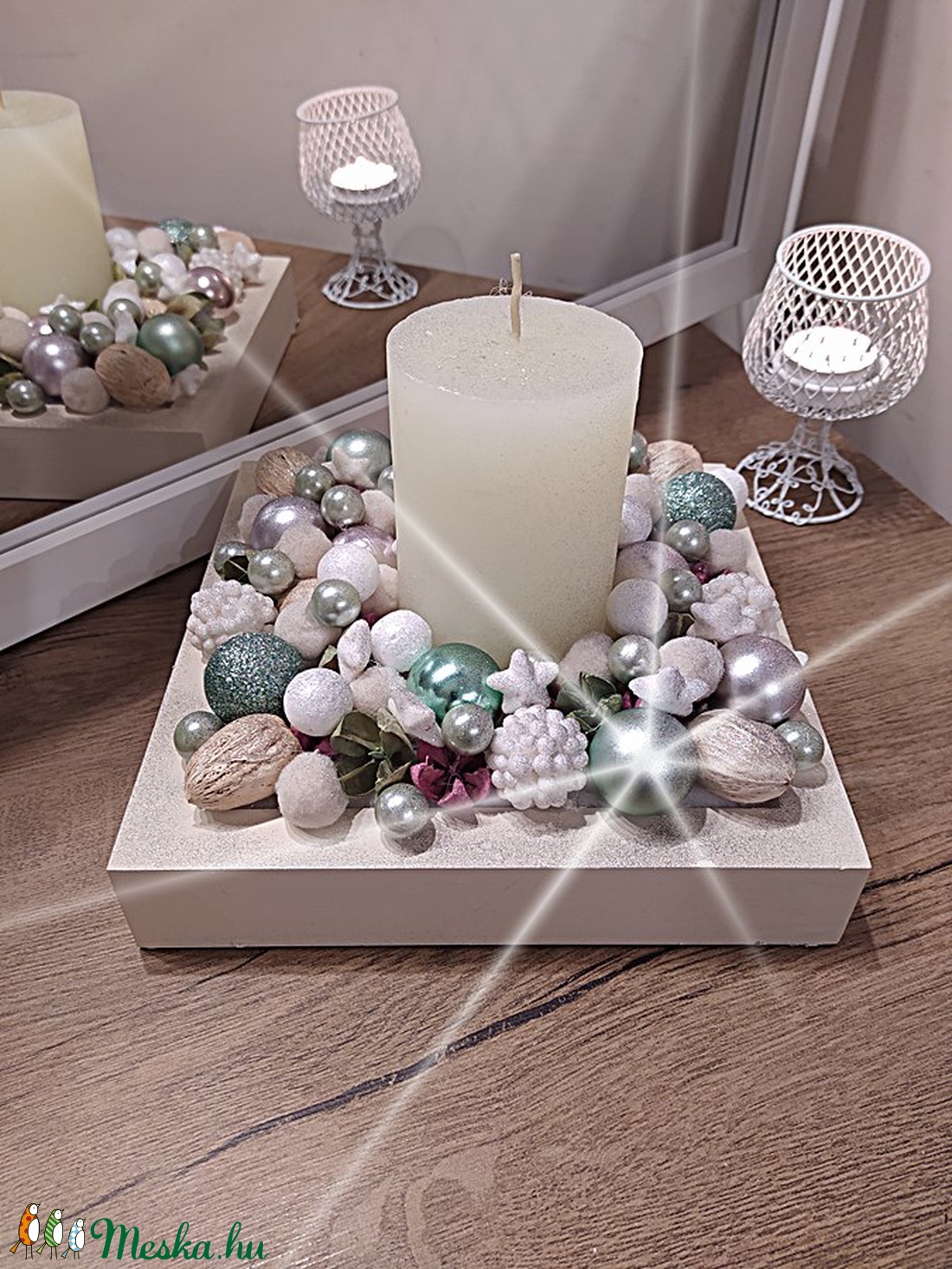 Karácsonyi asztali dekoráció gyertyával, halvány pasztell zöldes színben   - karácsony - karácsonyi lakásdekoráció - Meska.hu