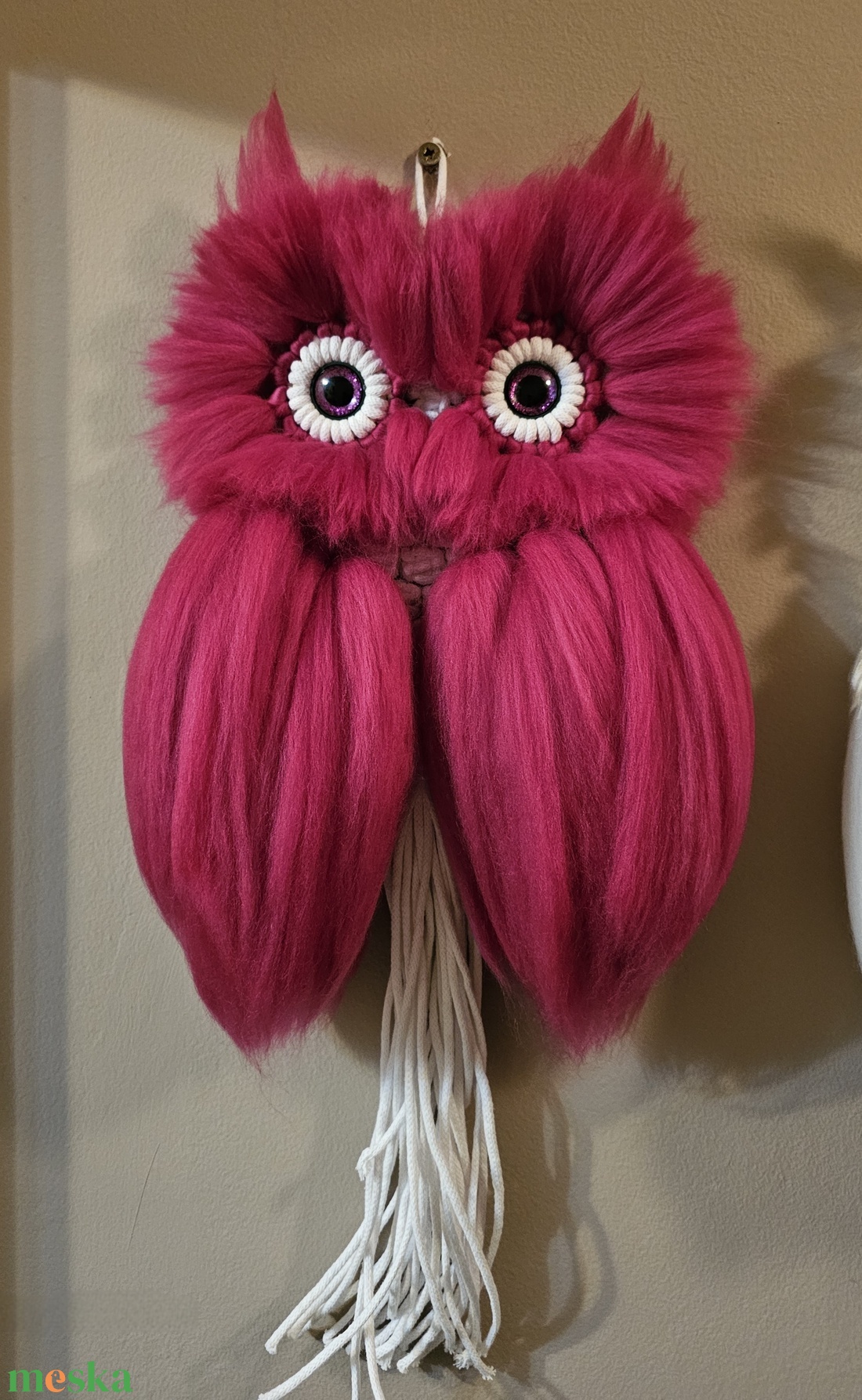 Mira- a málna makramé bagoly fali dekoráció  - otthon & életmód - dekoráció - fali és függő dekoráció - falra akasztható dekor - Meska.hu