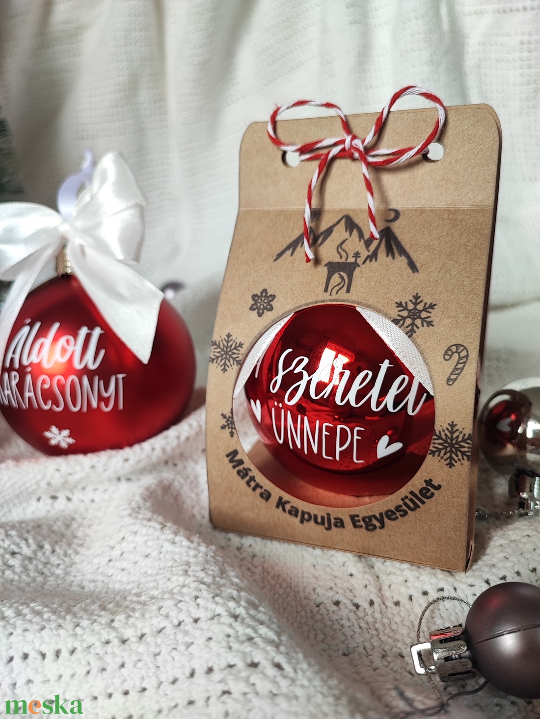 Céges karácsonyi ajándék - üveg karácsonyfagömb választott felírattal és céges logóval ellátott díszdobozzal - karácsony - karácsonyi lakásdekoráció - karácsonyfadíszek - Meska.hu