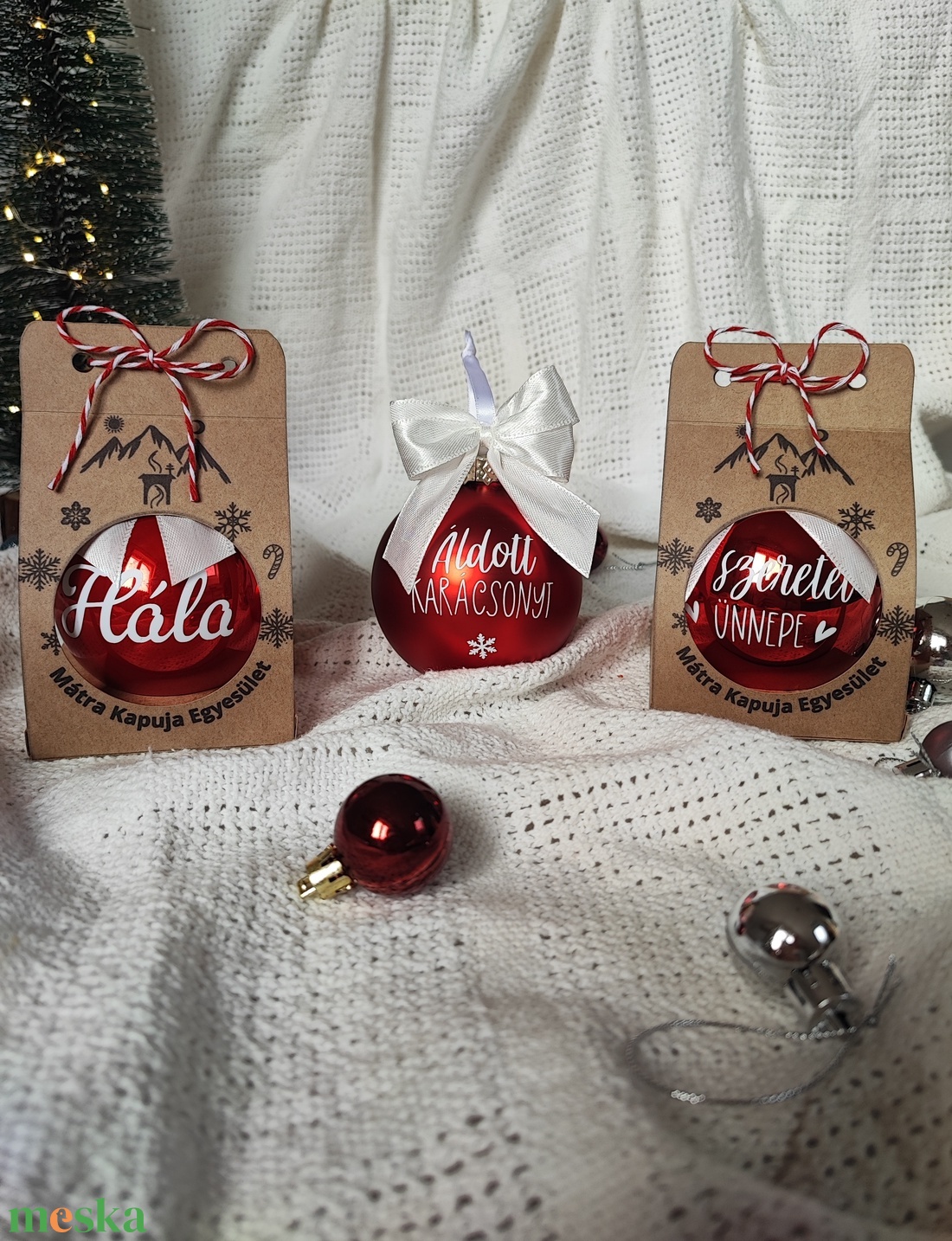 Céges karácsonyi ajándék - üveg karácsonyfagömb választott felírattal és céges logóval ellátott díszdobozzal - karácsony - karácsonyi lakásdekoráció - karácsonyfadíszek - Meska.hu