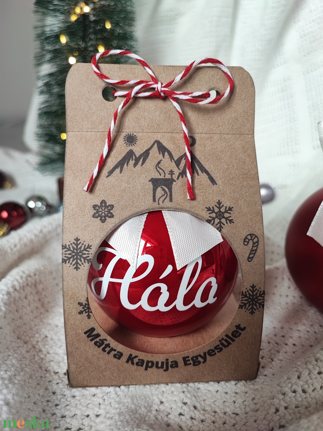 Céges karácsonyi ajándék - üveg karácsonyfagömb választott felírattal és céges logóval ellátott díszdobozzal - karácsony - karácsonyi lakásdekoráció - karácsonyfadíszek - Meska.hu