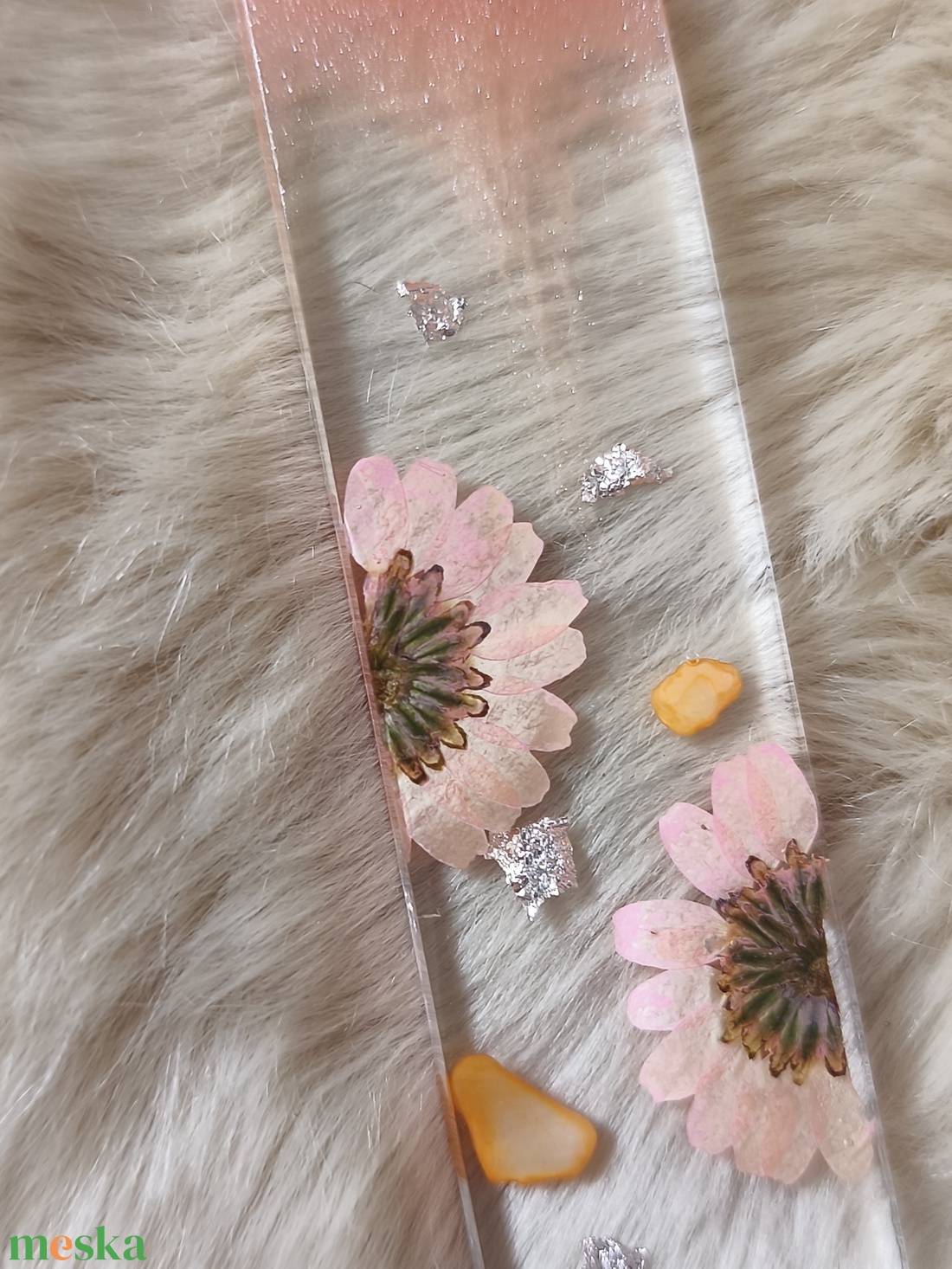 Gyönyörű epoxy könyvjelző, virágos  - otthon & életmód - dekoráció - dísztárgy - Meska.hu